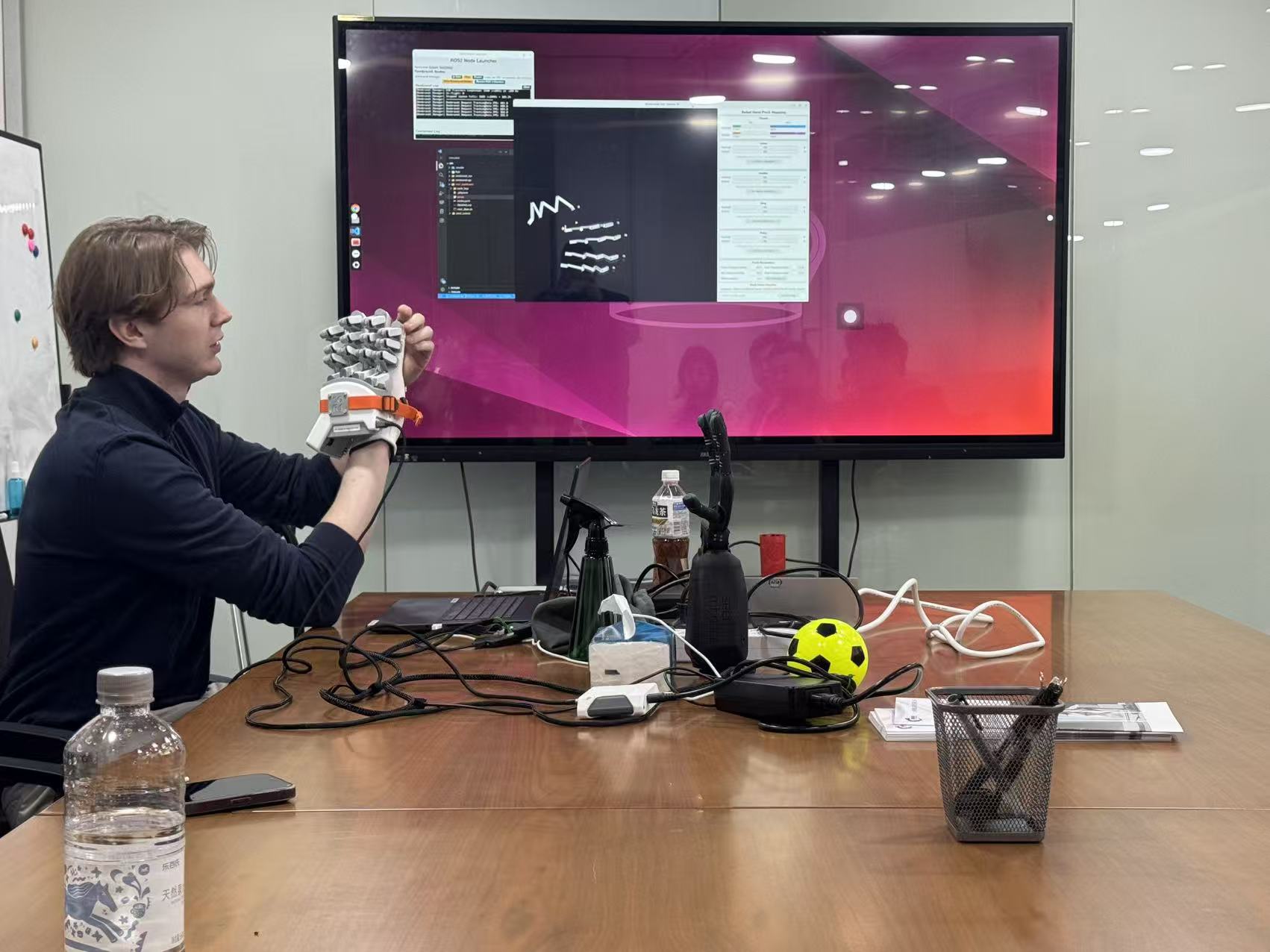 SenseGlove莅临昕触科技，共探触觉交互技术新未来